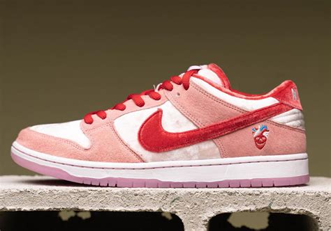 Nike SB dunk low strangelove